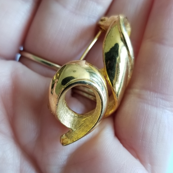 Vintage looped ribbon brooch by LIA gold tone squiggle curly pin - Picture 8 of 10